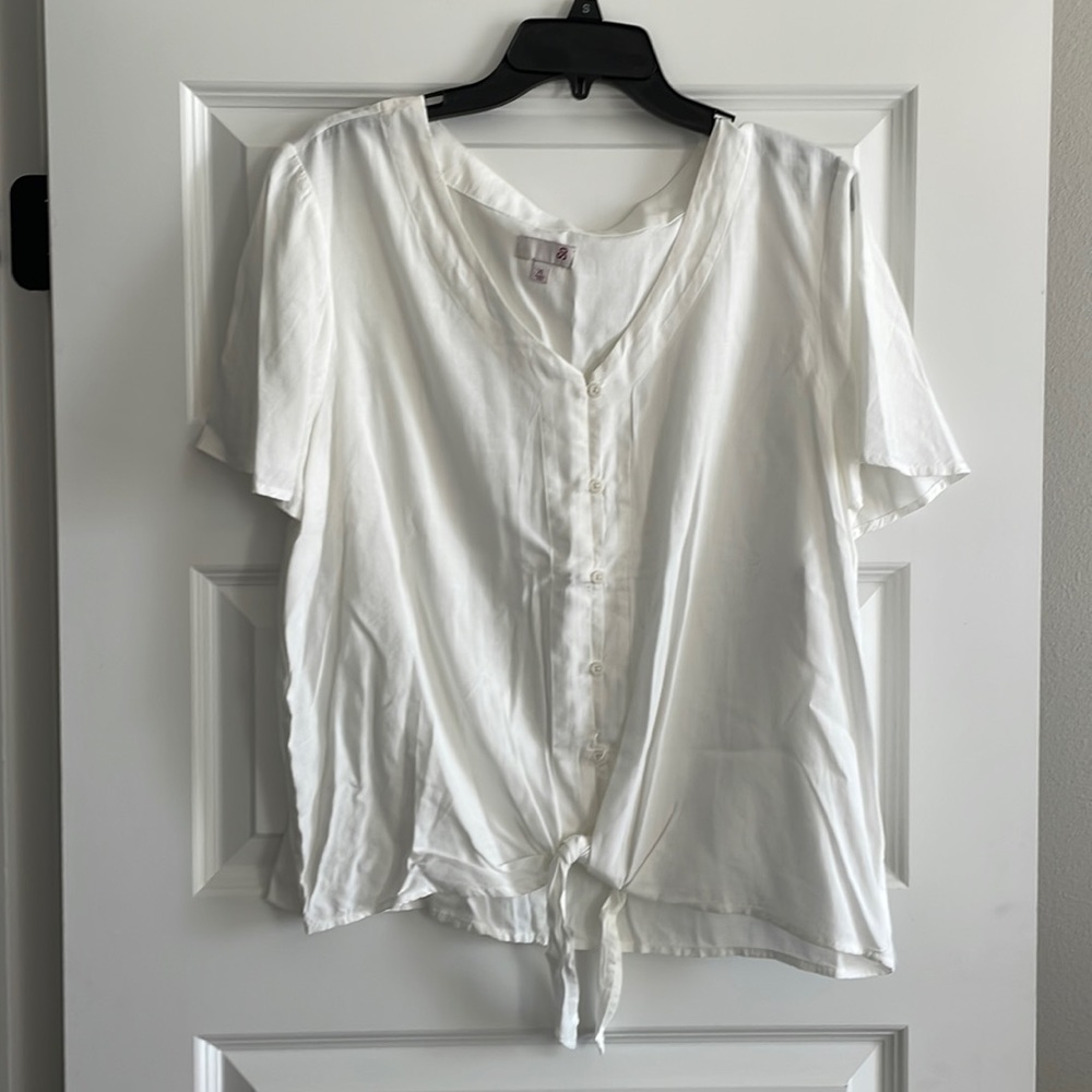 Women’s short sleeve shirt. Size XL